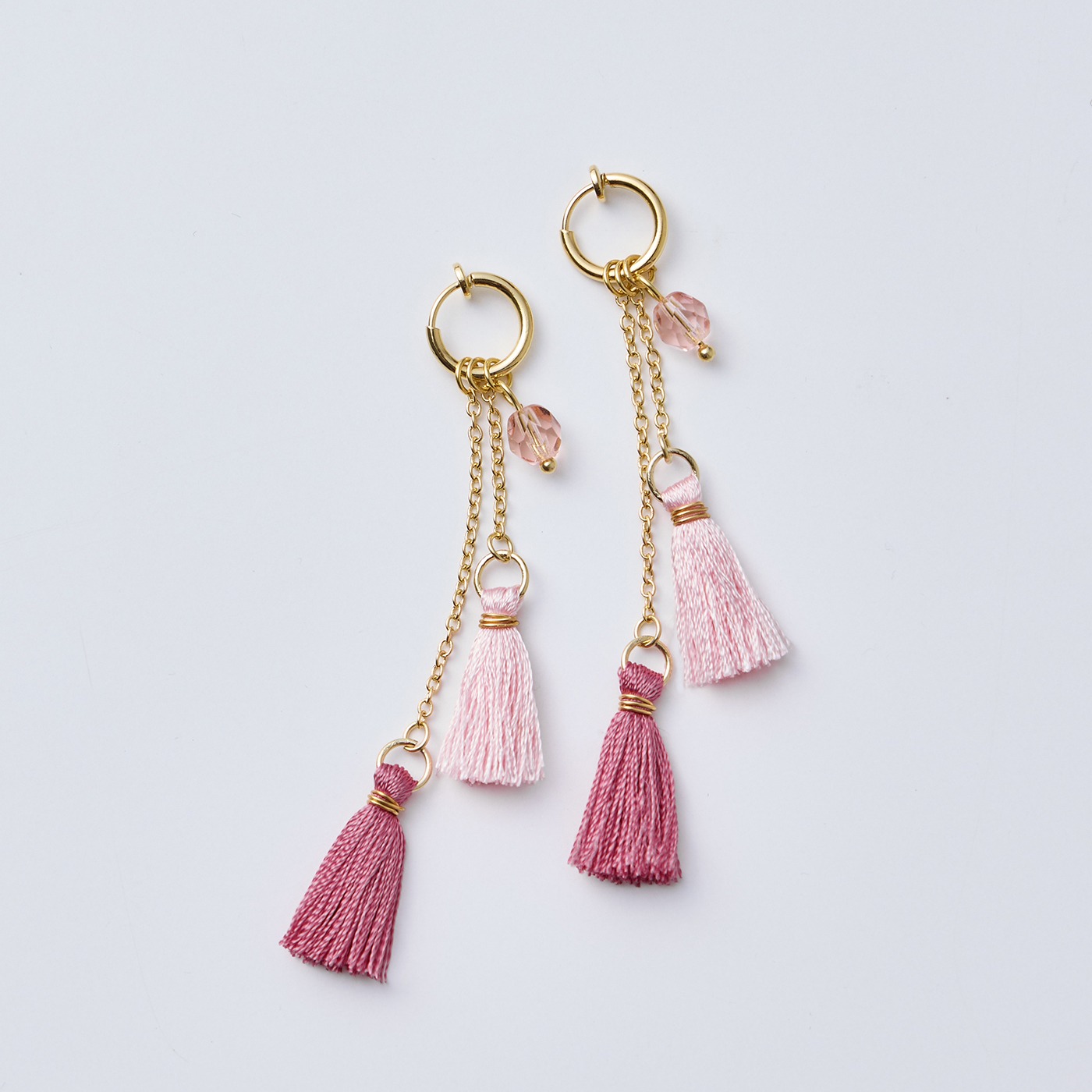 フェリシモギフトショップ|京都西陣の糸で作ったタッセルイヤアクセ〈桃〉